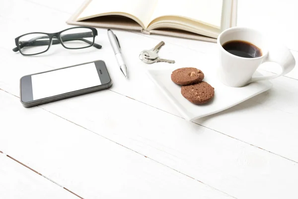 쿠키, 전화, 오픈 노트북, 키와 안경 커피 컵 — 스톡 사진