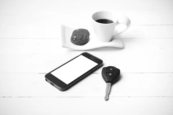 Csésze kávé, süti, telefon, autó kulcs fekete-fehér színű — Stock Fotó