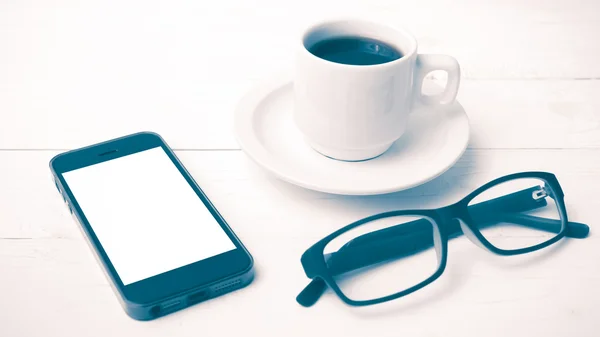 Xícara de café com telefone e óculos estilo vintage — Fotografia de Stock