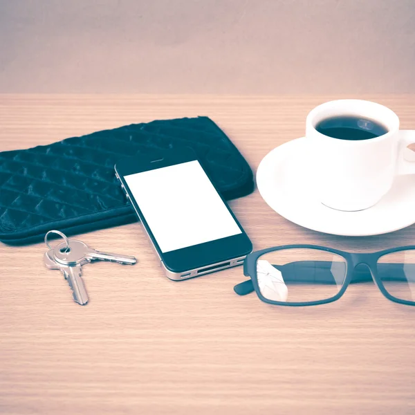 Kaffe, telefon, nyckel, glasögon och plånbok — Stockfoto