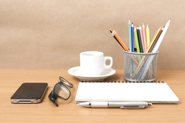 Кофе, телефон, очки, блокнот и карандаш — стоковое фото