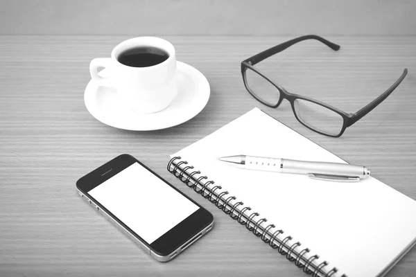 커피, 전화, 메모장 및 안경 — 스톡 사진