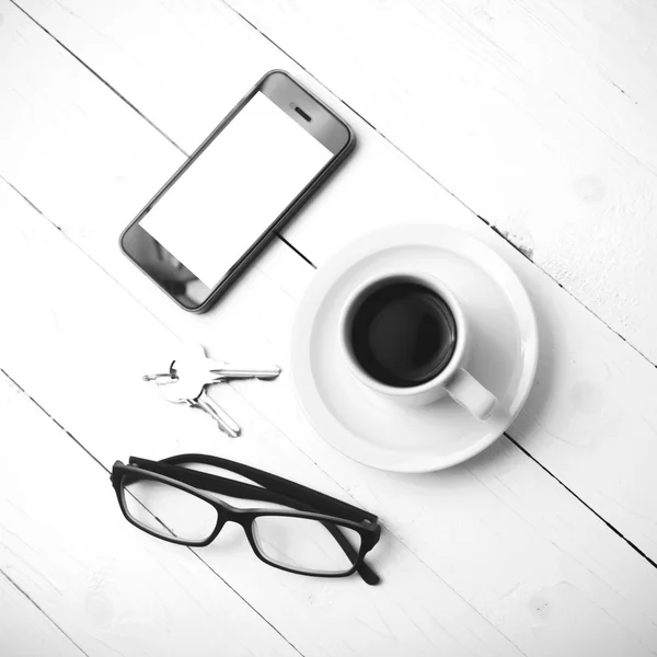 Taza de café con teléfono, anteojos y clave de color blanco y negro —  Fotos de Stock