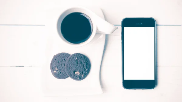 Coffee cup with cookie and phone vintage style — Stock Photo, Image