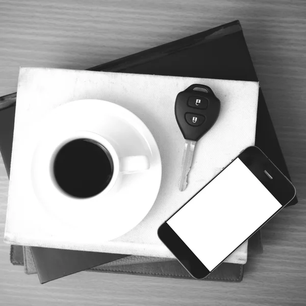 Taza de café con llave del coche del teléfono y pila de libro —  Fotos de Stock