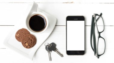 kahve fincanı ile tanımlama bilgisi, telefon, gözlük ve anahtar