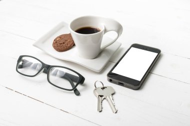 kahve fincanı ile tanımlama bilgisi, telefon, gözlük ve anahtar