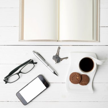 kahve fincanı ile tanımlama bilgisi, telefon, açık defter, anahtar ve gözlük