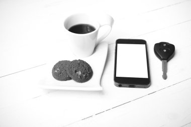 tanımlama bilgisi, telefon ve araba anahtarı siyah ve beyaz renk ile kahve fincanı