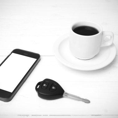 kahve fincanı telefon ve araba anahtarı siyah ve beyaz renk ile