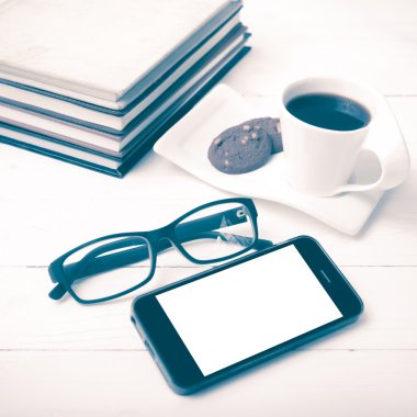 tanımlama bilgisi, telefon, kitap ve gözlük vintag yığını ile kahve fincanı