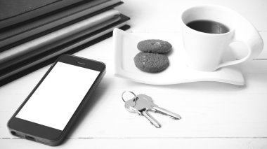 kahve fincanı tanımlama bilgisini, telefon, kitap ve anahtar siyah ve WHI yığını