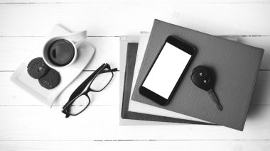 Kahve Kupası ile tanımlama bilgisi, telefon, araba anahtarı, gözlük ve kitap yığını