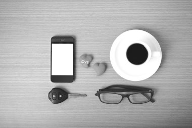 kahve, telefon, gözlük, araba anahtarı ve kalp