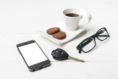 kahve fincanı ile tanımlama bilgisi, telefon, gözlük ve araba anahtar