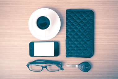 kahve, telefon, araba anahtarı, gözlük ve m-cüzdan