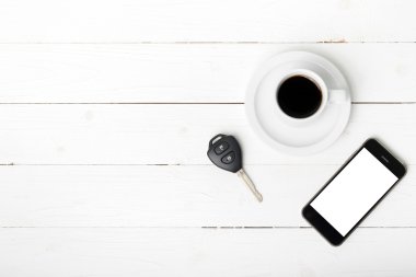 kahve fincanı ile telefon ve araba anahtar