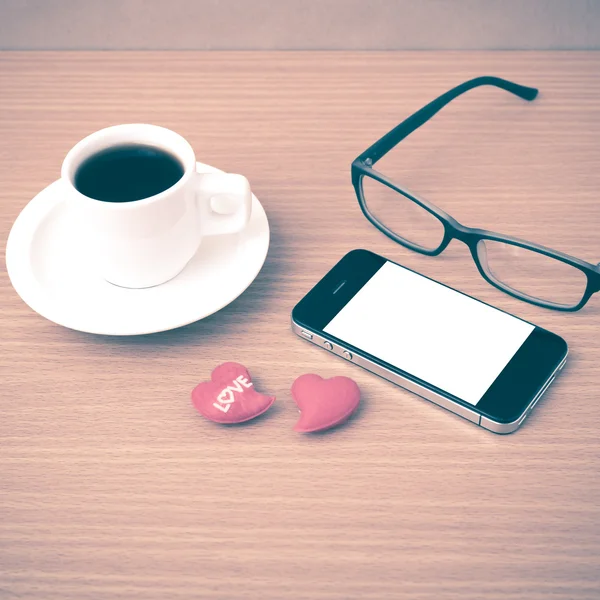 Koffie, telefoon, brillen en hart — Stockfoto