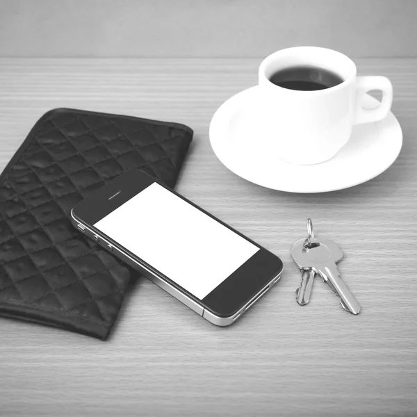 Kaffe telefon nyckel och plånbok — Stockfoto