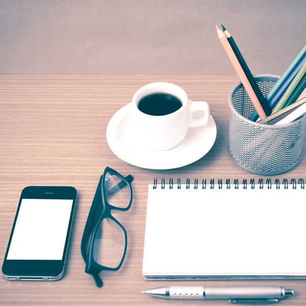 Lápis café, telefone, óculos, bloco de notas e coração e cor — Fotografia de Stock