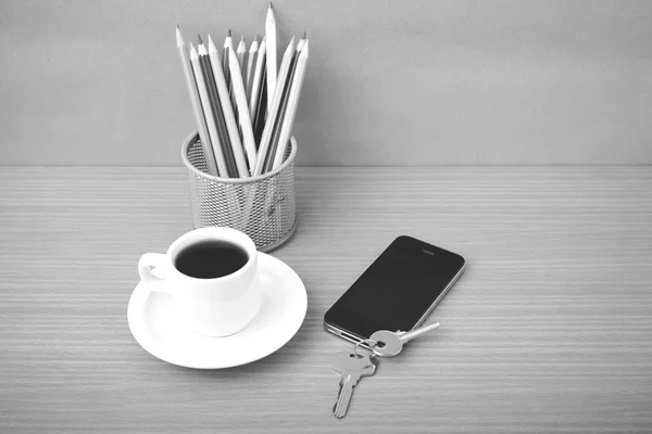 Café, teléfono, llave y lápiz —  Fotos de Stock