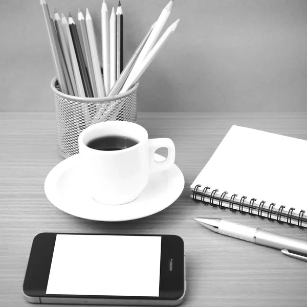 Кофе, телефон, блокнот и цветной карандаш — стоковое фото