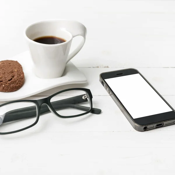 Taza de café con galletas, teléfono y anteojos — Foto de Stock