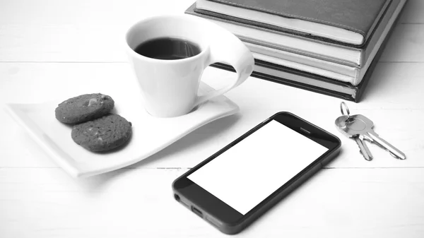 쿠키, 커피 컵 전화도 서 및 키 블랙 whi의 스택 — 스톡 사진