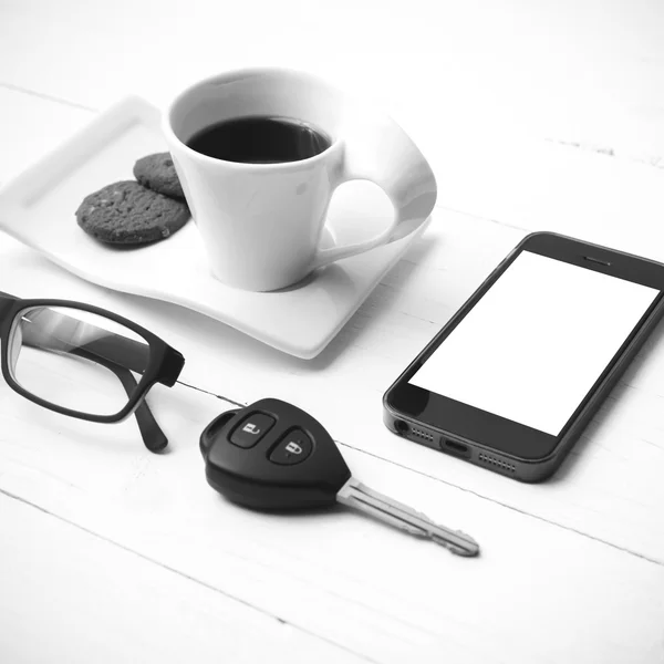쿠키, 검은 안경 전화와 자동차에 해당 하는 키와 wh 커피 컵 — 스톡 사진