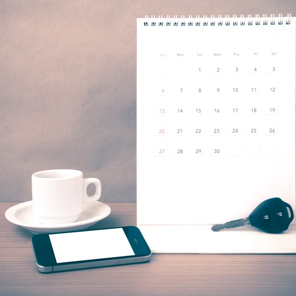 Café, telefone, chave do carro e calendário — Fotografia de Stock