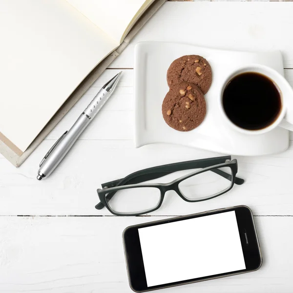 Φλιτζάνι καφέ με cookie, τηλέφωνο, σημειωματάριο και γυαλιά — Φωτογραφία Αρχείου