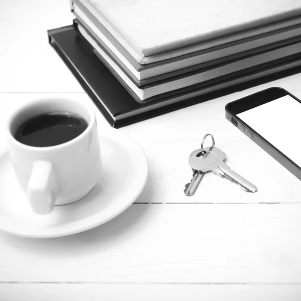 전화, 키와 책 흑백 색상의 스택 커피 컵 — 스톡 사진