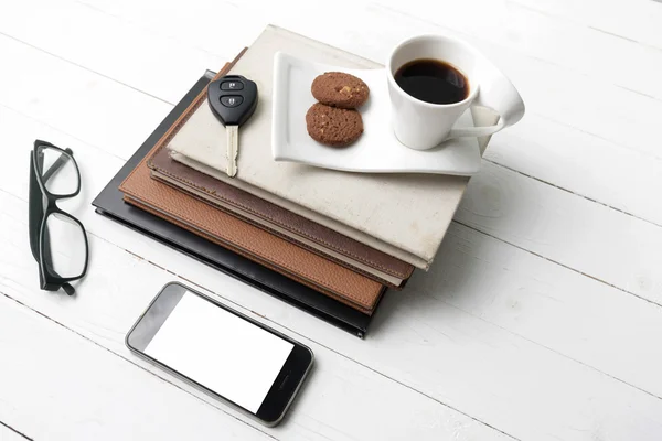 쿠키, 전화,도 서 및 자동차 키의 스택 커피 컵 — 스톡 사진