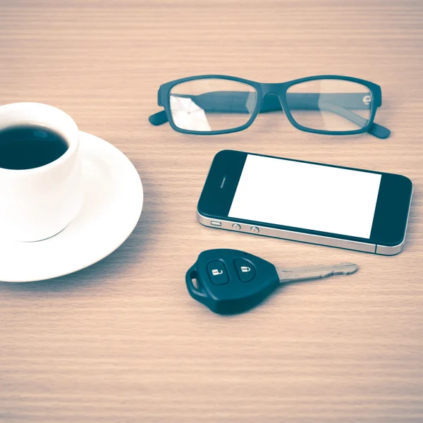 커피 컵 및 차 키와 전화 — 스톡 사진