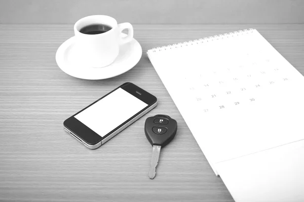 커피, 휴대 전화, 자동차 열쇠 및 일정 — 스톡 사진