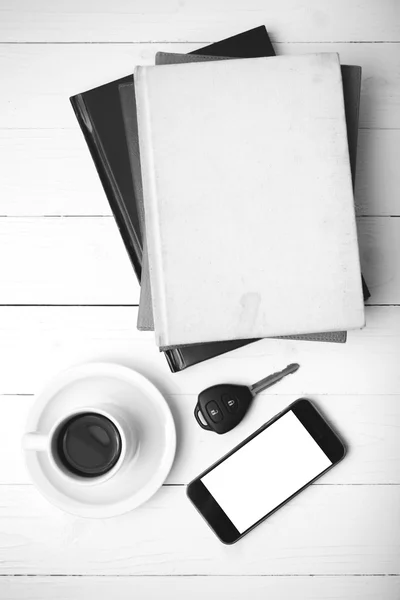 Kahve fincanı ile telefon, araba anahtarı ve yığın kitap siyah ve beyaz — Stok fotoğraf