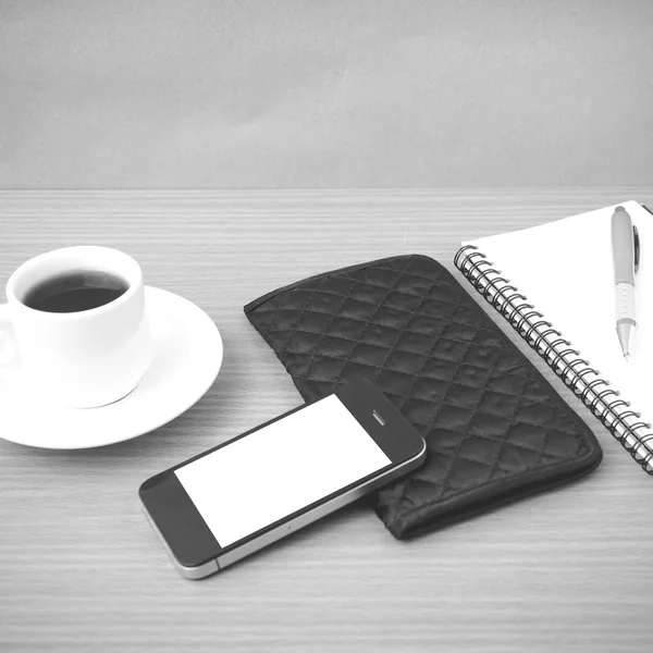 Кофе, телефон, блокнот и бумажник — стоковое фото