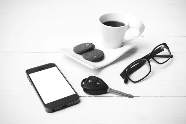 Taza de café con galletas, teléfono, anteojos y la llave del coche negro y wh —  Fotos de Stock