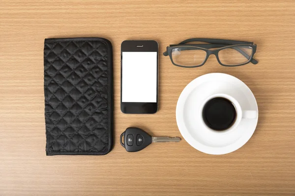 Koffie, telefoon, auto sleutel, brillen en portemonnee — Stockfoto
