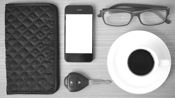 Kahve, telefon, araba anahtarı, gözlük ve m-cüzdan — Stok fotoğraf