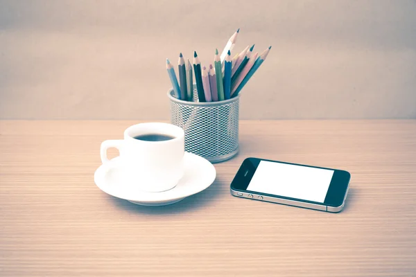 Φλιτζάνι καφέ και τηλέφωνο με μολύβι χρώμα — Φωτογραφία Αρχείου