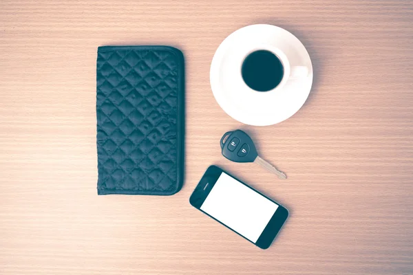 Taza de café con la llave del coche del teléfono y la cartera —  Fotos de Stock