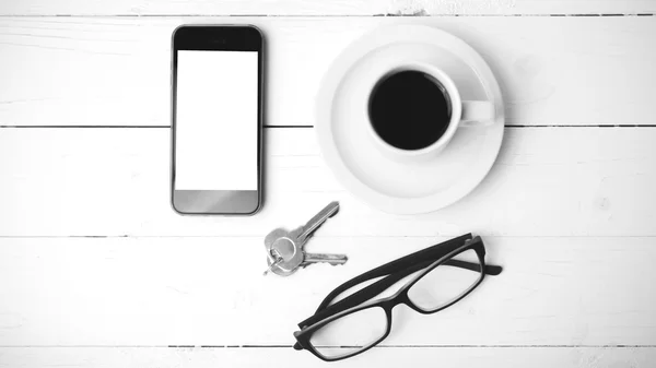 전화, 안경, 키 흑백 색상와 커피 컵 — 스톡 사진