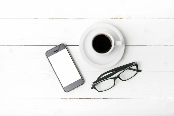 Tasse à café avec téléphone et lunettes — Photo