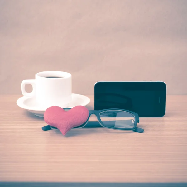 Café, téléphone, lunettes et coeur — Photo
