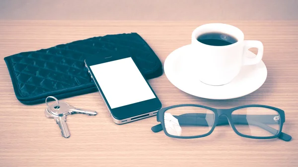 Koffie, telefoon, sleutel, brillen en portemonnee — Stockfoto