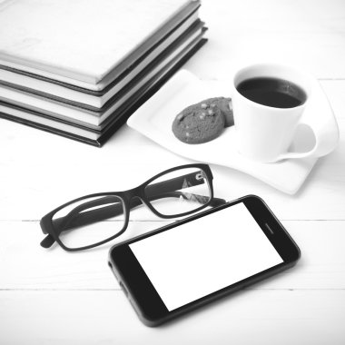 tanımlama bilgisi, telefon, kitap ve gözlük siyah yığını ile kahve fincanı 