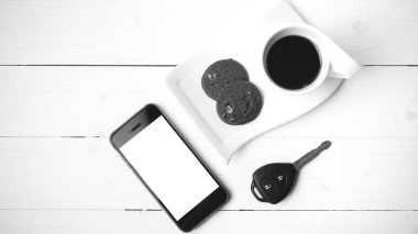 tanımlama bilgisi, telefon ve araba anahtarı siyah ve beyaz renk ile kahve fincanı
