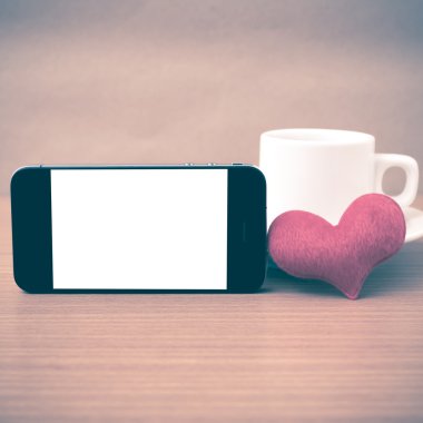 kahve fincanı ve telefon ve kalp