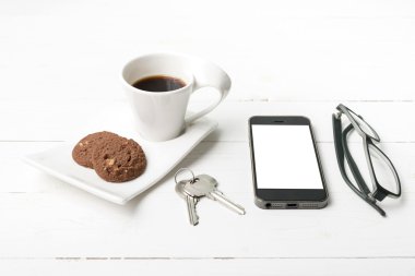 kahve fincanı ile tanımlama bilgisi, telefon, gözlük ve anahtar